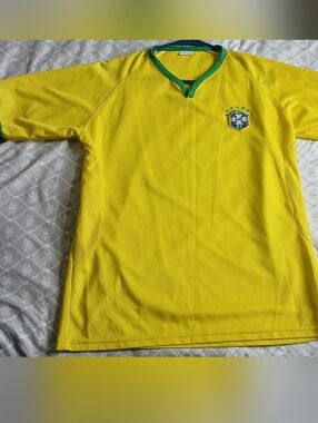 Brazil National Team Yellow Soccer Jersey Mens Size Large #10